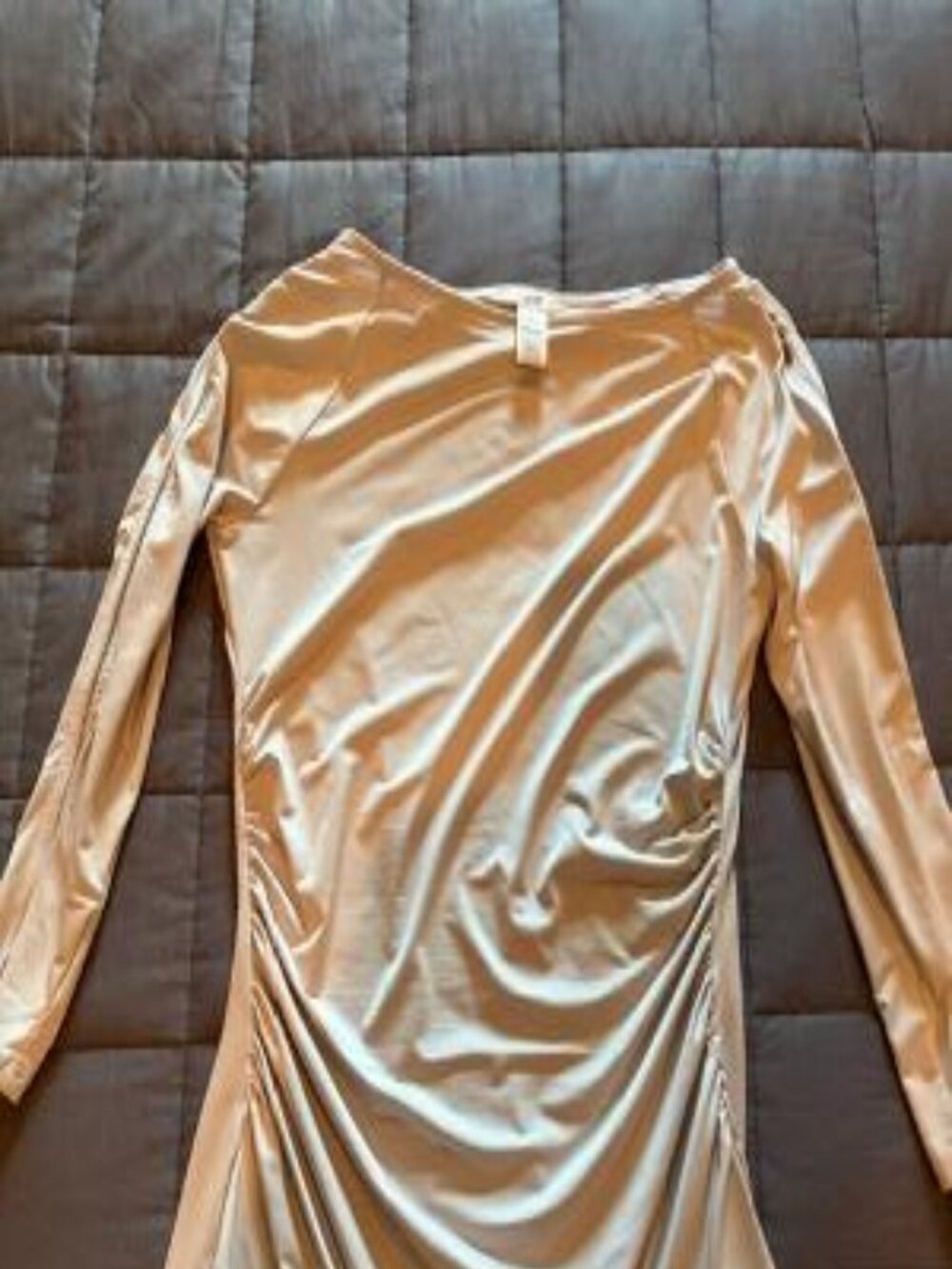 Cinched at bottom sides -Cache top with zipper sleeves